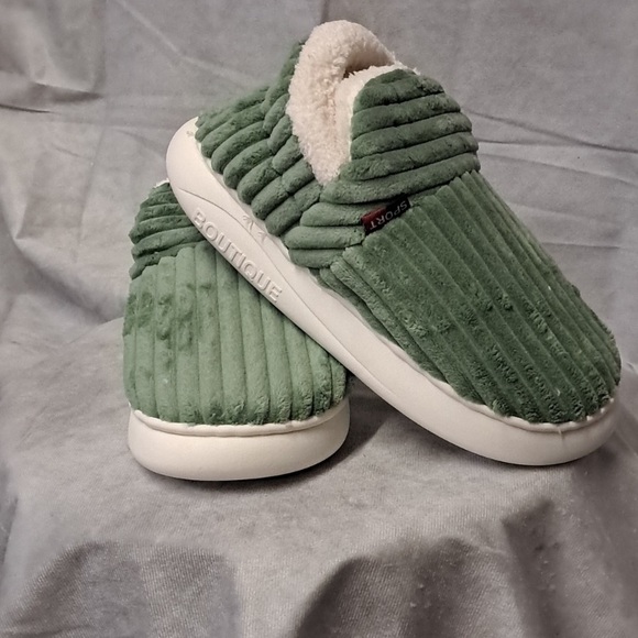 Pluffi Cozy Green Women's Slippers. Brand NEW. Never Worn. Soft and Cozy! - Picture 4 of 5